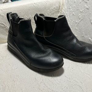 Kuru ankle height boots; all leather, black